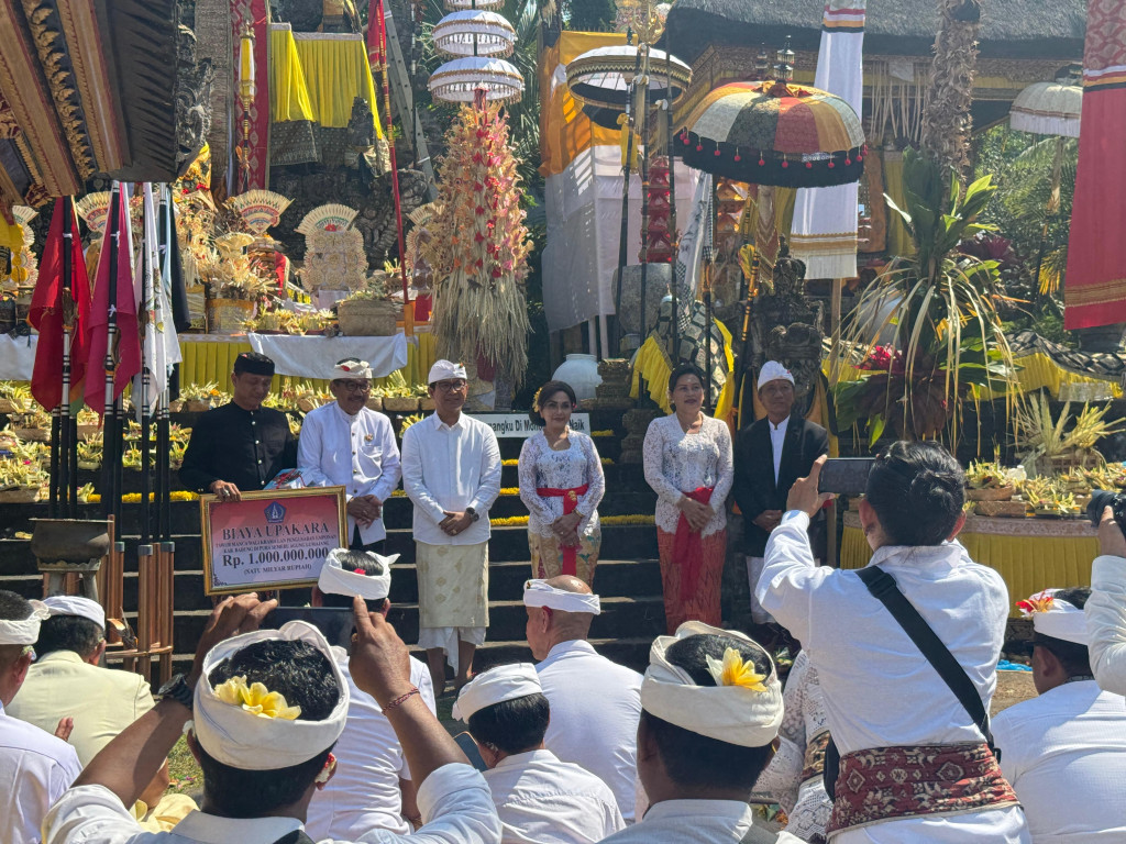 BHAKTI PENGANYARAN KELURAHAN KAPAL BERSAMA PEMKAB BADUNG PADA KARYA AGUNG PANCA WALI KRAMA DI PURA MANDHARA GIRI SEMERU AGUNG